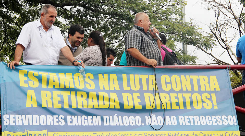 PROTESTO EM COTIA | Governo da cidade aprova projeto que retira direitos e categoria vai à luta