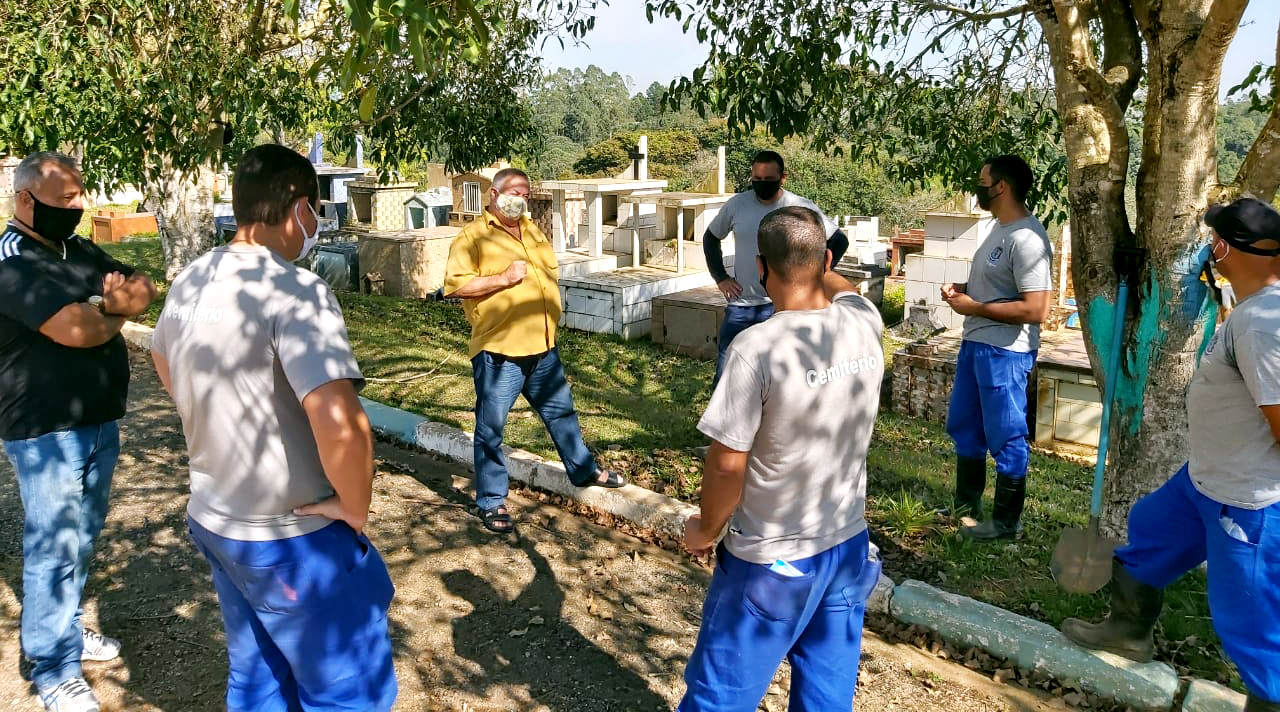Na base | Sindicato visita Cemitério Municipal para ouvir reivindicações dos Servidores