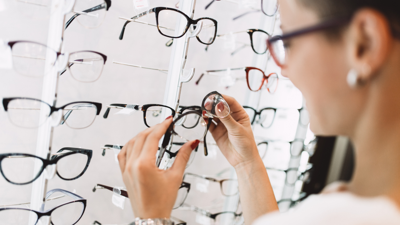 Óticas Carol | Associados têm 12% de desconto na compra de óculos