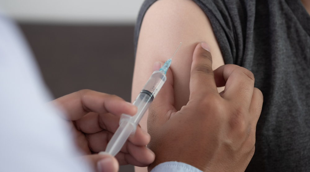 Pessoas com idade a partir de 32 anos podem receber a primeira dose da vacina